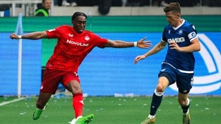 Kaiserslautern Frank Ronstadt im Laufduell gegen Marvin Wanitzek vom KSC. 