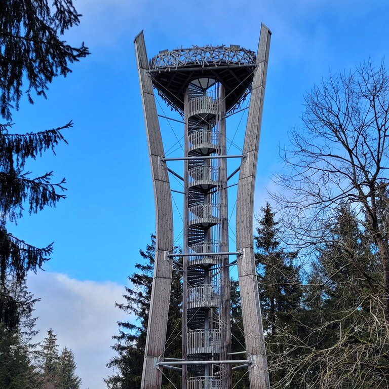 Wer die 170 Stufen des Idarkopfturms bei Stipshausen erklimmt, wird mit einem herrlichem Ausblick belohnt - wenn das Wetter mitspielt.