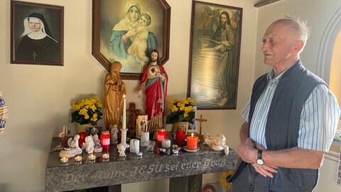 Josef Kugler steht in der "Bruder-Klaus-Kapelle". 
