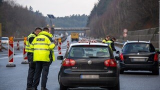 Bundespolizisten kontrollieren auf der Autobahn A64 aus Luxemburg kommend bei Trier Fahrzeuge und Insassen.
