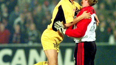Alexander Blessin freut sich im Rotterdamer Stadion "De Kuip" mit VfB-Torwarttrainer Eberhard Trautner über den Treffer zum 3:0 für Stuttgart.