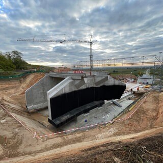Die neue Eisenbahnbrücke bei Dackenheim im Kreis Bad Dürkheim ist an die richtige Stelle geschoben worden.