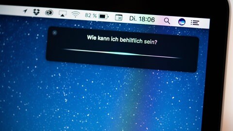 Das Bild zeigt einen Apple-Computer, auf dem der Sprachassistent SIRI geöffnet ist. Auch bei Sprachassistenten wie Siri, Alexa und Co handelt es sich um Sprach-KI's, vergleichbar mit dem Chatbot ChatGPT, der auf KI basiert.