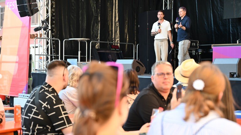 Die SWR Festivalmeile und Festivalbühne auf den SWR Sommerfestival in Speyer.