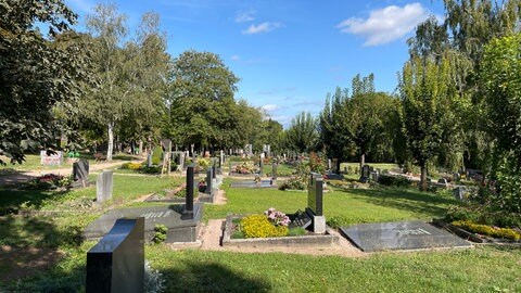 Ein Blick auf ein Gräberfeld des Friedhofes in Schornsheim (Kreis Alzey-Worms). 