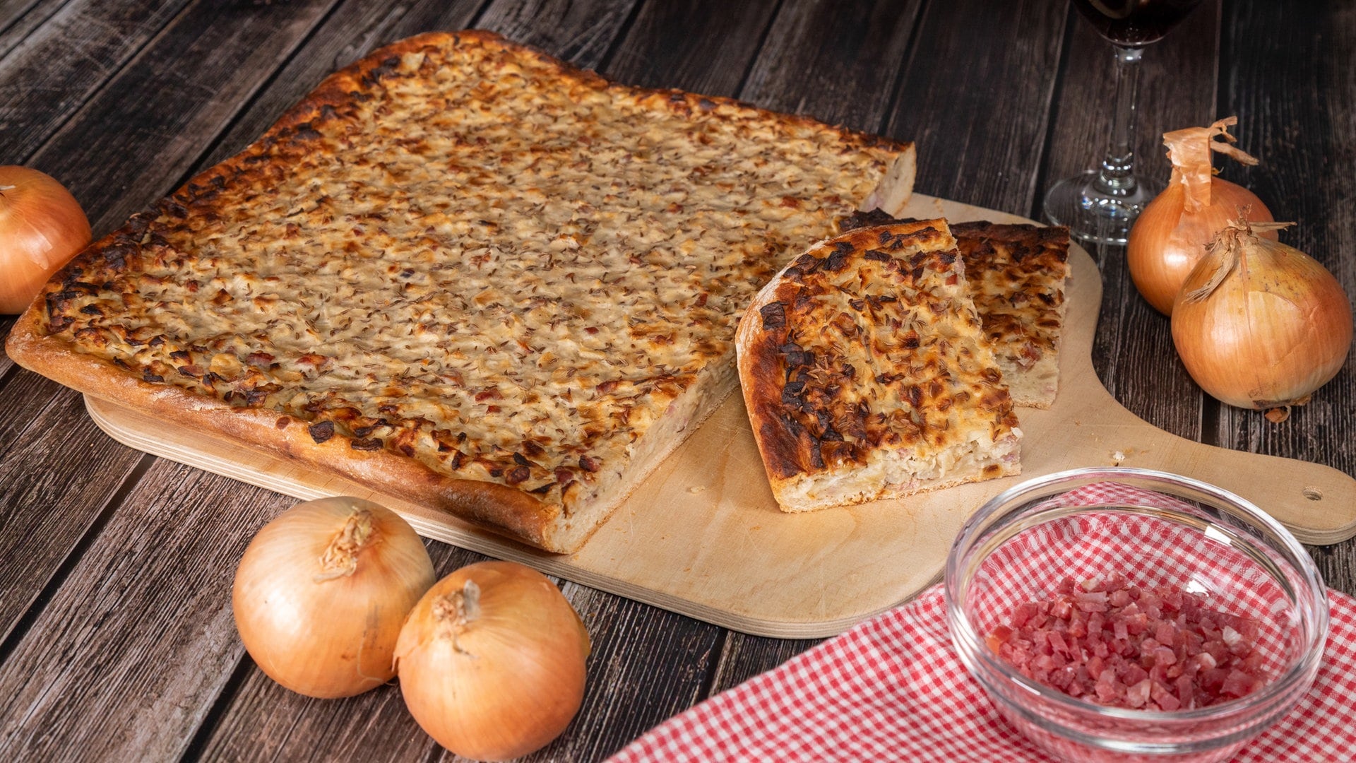 Rezept für Zwiebelkuchen mit Hefeteig vom Blech