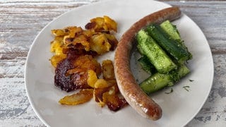 Marinierte Gurken mit Röstkartoffeln und Bratwurst