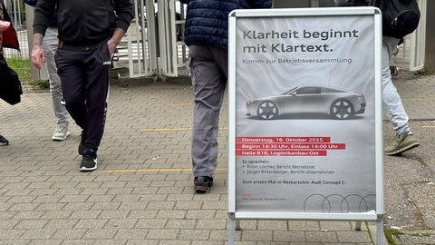 Audi Neckarsulm Tor 6. Aufsteller mit Infos zur Betriebsversammlung.