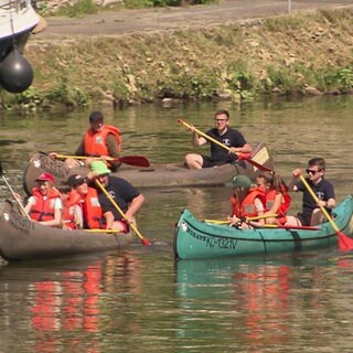 Menschen in Kanus auf der Lahn