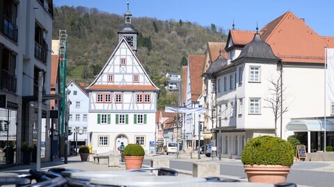Die Innenstadt von Künzelsau (Archivbild). Ein Mann soll seine Ex-Freundin in Künzelsau entführt und misshandelt haben. Jetzt erhob die Staatsanwaltschaft Anklage wegen versuchten Mordes.