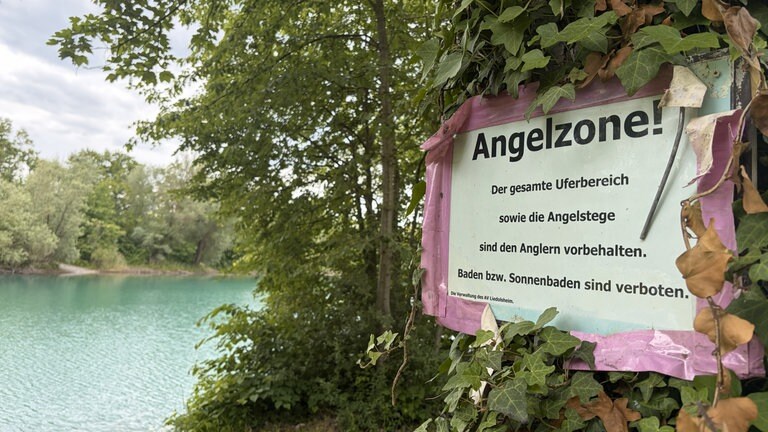 Ein Schild am Badesee Giesen in Dettenheim zeigt, wo geangelt werden darf.