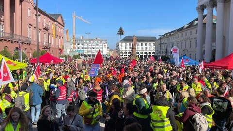 Mehr als 2.500 Menschen beteiligten sich an einer zentralen Kundgebung auf dem Karlsruher Marktplatz