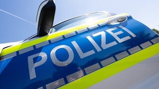 Die Tür eines Polizeiautos in Wiesbaden. Dort ist der Streit zwischen Nachbarn eskaliert. Einer schlug mit einem Stahlrohr auf seinen Nachbarn ein