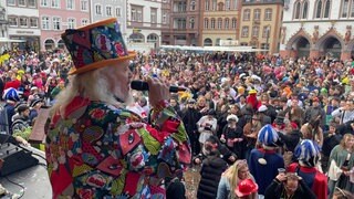 Auf dem Hauptmarkt feiern mehr als 1.000 Leute bei besserem Wetter und mit der Bloas von Leiendeckers Helm.
