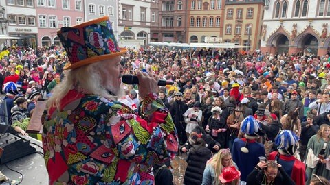 Auf dem Hauptmarkt feiern mehr als 1.000 Leute bei besserem Wetter und mit der Bloas von Leiendeckers Helm.