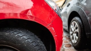 Ein rotes Autos steht mit einem Blechschaden in einer Parklücke.  Die Polizei hat nach einer Unfallflucht nach einem simplen Parkrempler in Mutterstadt viel Aufwand betrieben, um die Verursacherin zu schnappen - mit Erfolg.