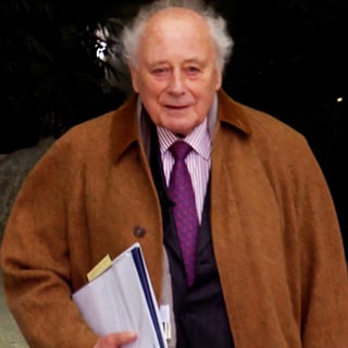 Reinhold Würth steht mittig im Bild und schaut in die Kamera.