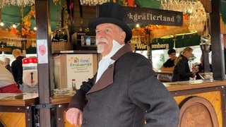 Mit Zylinder, Frack, Halstuch fällt Edgar Theurer auf dem Oechsle-Fest in Pforzheim sofort auf.