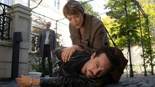 Ellen Berlinger (Heike Makatsch) hat Hannes Petzold (Klaus Steinbacher) zu Fall gebracht und hält ihn am Boden fest