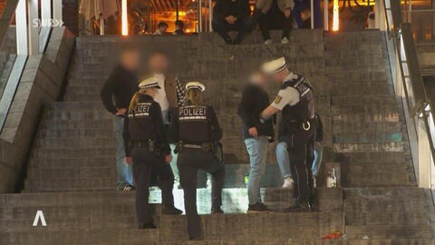 Polizeibeamte kontrollieren nach Waffen