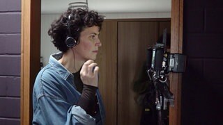 Sarahlisa Volm aus Hechingen als Regisseurin beim Tatort-Filmset.