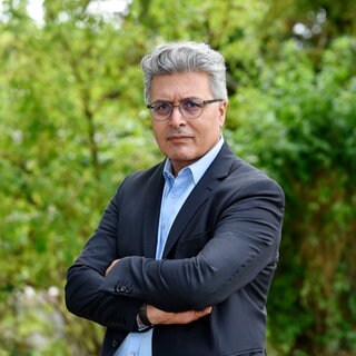 Traumaforscher Jan Ilhan Kizilhan schaut mit verschränkten Armen in die Kamera. Wir sprechen mit ihm über Menschen, die Krieg, Terror und Gewalt erlebt haben und deshalb an einem Trauma leiden.