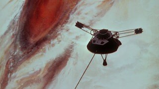 Raumsonde "Pioneer 10" über der Oberfläche des Planeten Jupiter