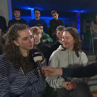 Eine Schülerin stellt bei der "Zur Sache! Baden-Württemberg"-Sendung aus dem Karlsruher Otto-Hahn-Gymnasium eine Frage.
