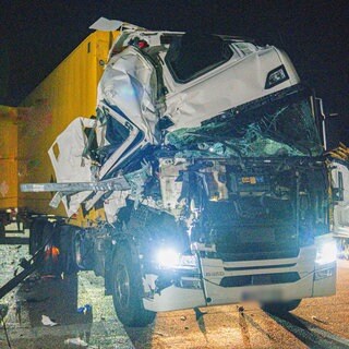 Der Fahrer des auffahrenden Lkw kam mit leichten Verletzungen davon, als er auf der Ausfahrt eines Parkplatzes auf der A5 einen Sattelzug rammte. Zerstörtes Lkw-Fahrerhaus.
