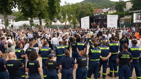 Viele Menschen sind zur Gedenkfeier für die Opfer der Flutkatastrophe am 14. Juli 2022 gekommen.
