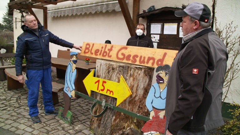 Eilenberg - Die Männer stellen ein Schild auf