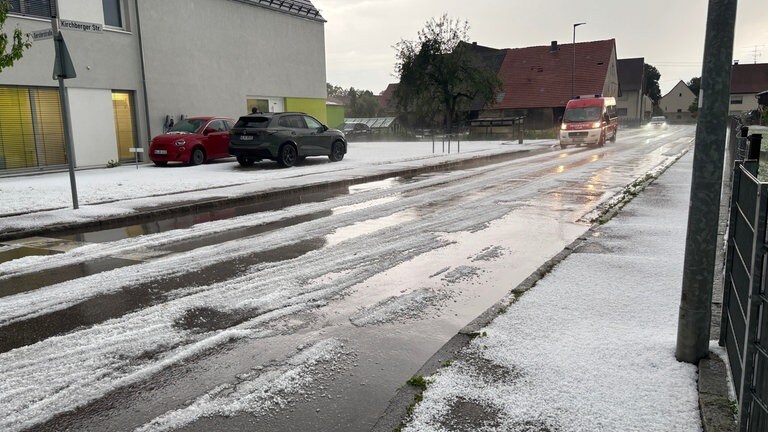 Die Nacht über hat die Hageldecke gehalten in Ulm. Aber langsam schmilzt der Hagel wieder weg.