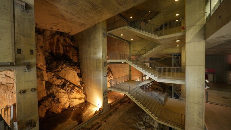 Estádio Municipal de Braga, auch "Da Pedreira" (der Steinbruch) gennant, ist tatsächlich ein ehemaliger Granitsteinbruch am Monte Castro. Architektonisch einzigartiges Stadion, weil es teilweise direkt in den Felsen gebaut ist.