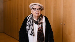 Die Holocaust-Überlebende Aviva Goldschmidt erzählt jüngeren Generationen von ihren Erlebnissen, wie hier bei einer Veranstaltung im November 2024 in Frankfurt.