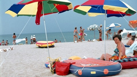 Urlaub am Strand in Italien um 1969: "Urloup" ist Althochdeutsch und heißt so viel wie „Erlaubnis“. Der König musste zustimmen, wenn ein Ritter in den Kreuzzug ziehen wollte, denn solange konnte er ja keine Abgaben leisten.
