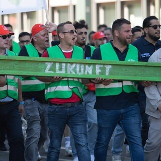Demonstrationszug der Stahlarbeiter beim Stahl-Aktionstag der IG Metall in Hauptverwaltung von Thyssenkrupp Steel in Duisburg am 14.6.2023: Der Stahl-Hersteller Thyssenkrupp Steel, größter CO2-Emittent in Deutschland, hofft auf die Wasserstoffwende