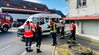 In Salem im Bodenseekreis ist ein Bus mit Schulkindern gegen eine Hauswand gekracht.