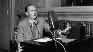 Das Bild zeigt Tom Chalmers in den Vorkriegsjahren bei BBC Belfast (25071938 ©BBC)