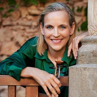 Violinistin Angelika Bachmann lacht in die Kamera.