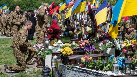 Ukrainische Soldaten beim Heldengedenken, am 23. Mai 2026 auf einem Friedhof in Lviv.