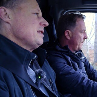 Die Handwerker Jan und Paul fahren in ihrem Wagen.