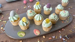 Mini-Osternest Cupcakes: Kleine Muffins mit grünem Frischkäse-Topping