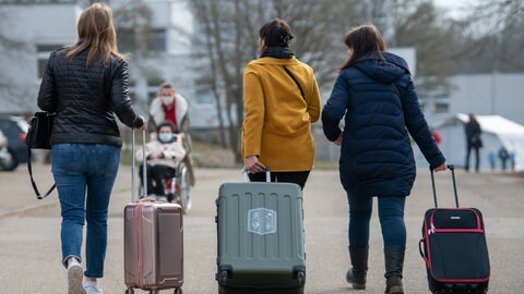 Drei aus der Ukraine stammende Frauen gehen in der Landeserstaufnahmestelle für Flüchtlinge (LEA) zu ihrem Quartier (Archivbild).