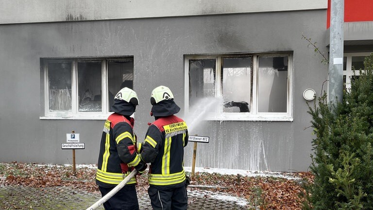 Beim Deutschen Roten Kreuz am Krankenhaus in Kirchheimbolanden gab es einen Brand in einer Halle. Die Feuerwehr ist im Einsatz, Anwohner sollen Fenster geschlossen halten.