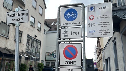 Viele Schilder weisen auf Fahrradstraße in Kaiserslautern hin.