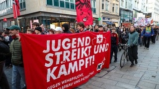 Das Bild zeigt Schülerinnen auf einer Demo. Thema Politische Vorlieben je nach Schulform.