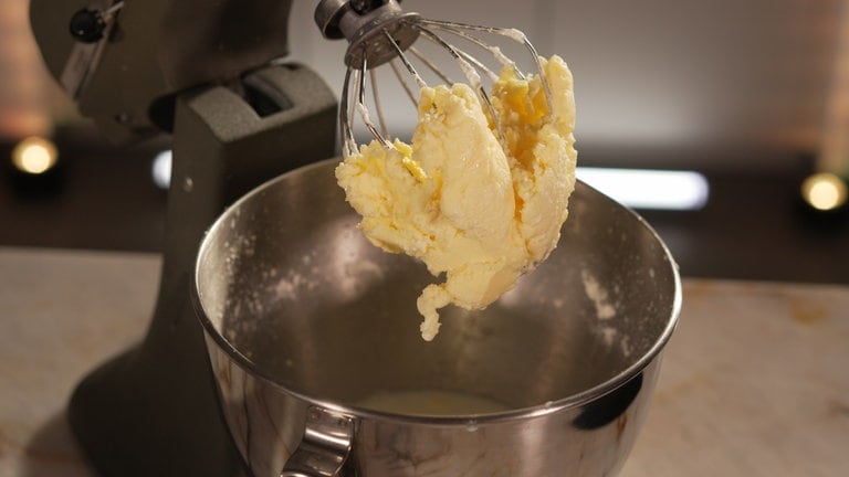 Die Butter hat sich komplett von der Buttermilch getrennt.