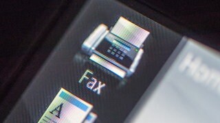 Die Anzeige eines Faxgeräts. In den Ministerien in Baden-Württemberg gibt es insgesamt noch über 1.400 Faxgeräte.
