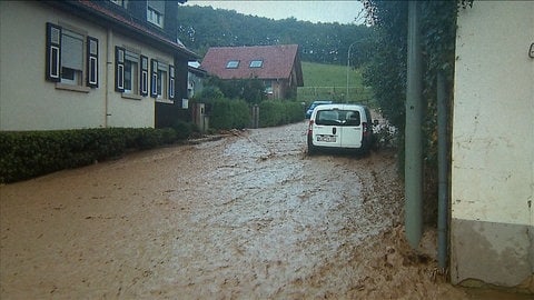Starkregen und Überschwemmungen haben im September 2014 in Teschenmoschel im Donnersbergkreis zu großen Schäden an Gebäuden geführt.