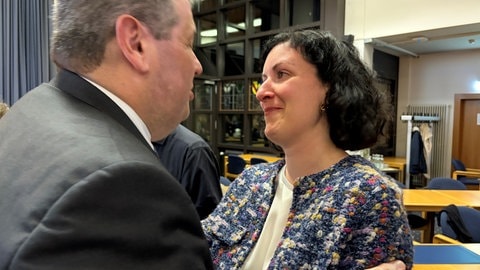 In Lörrach gratulierte CDU-Kandidat Peter Schelshorn der gewählten Grünen-Landtagsabgeordnete Sarah Hagmann zum Direktmandat.